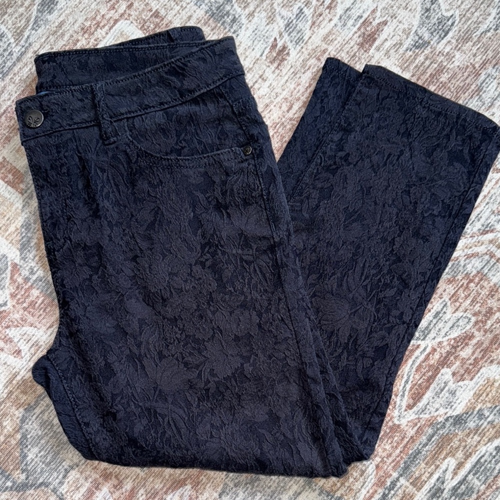 Simply, Vera Capri‘s Floral Texture